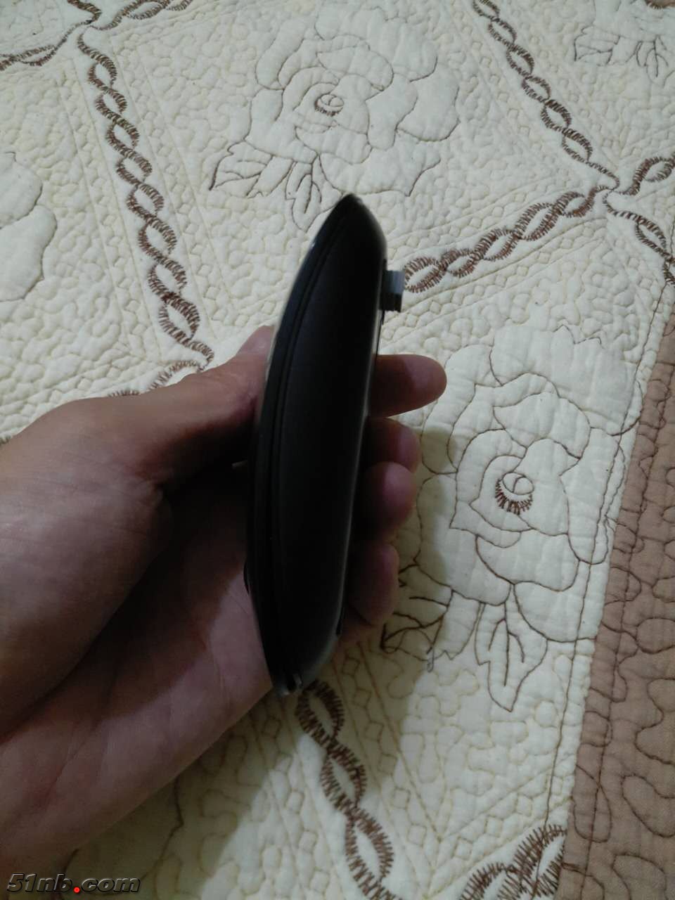 超薄，接收器不能全放进鼠标