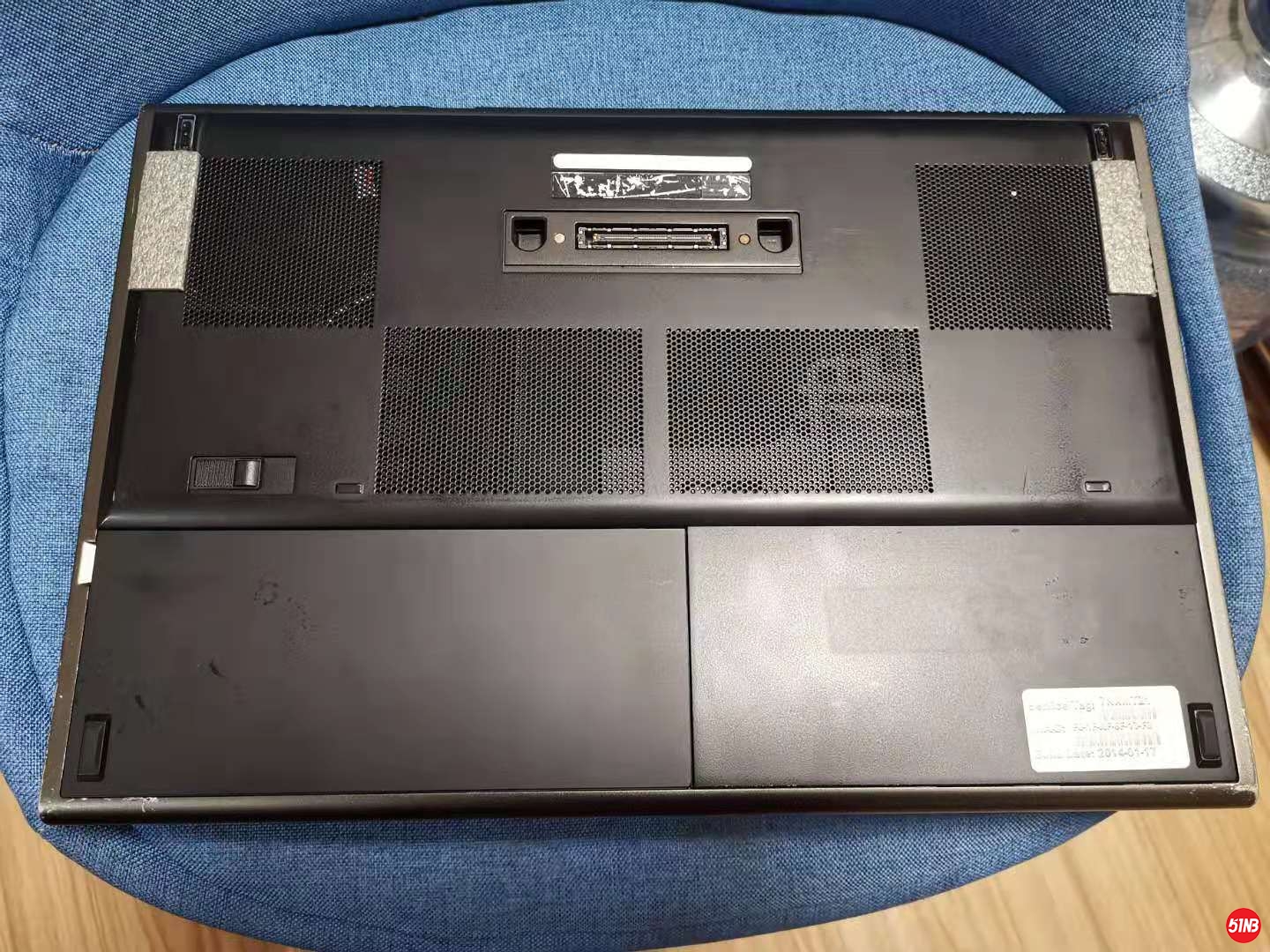 底壳少两个脚垫