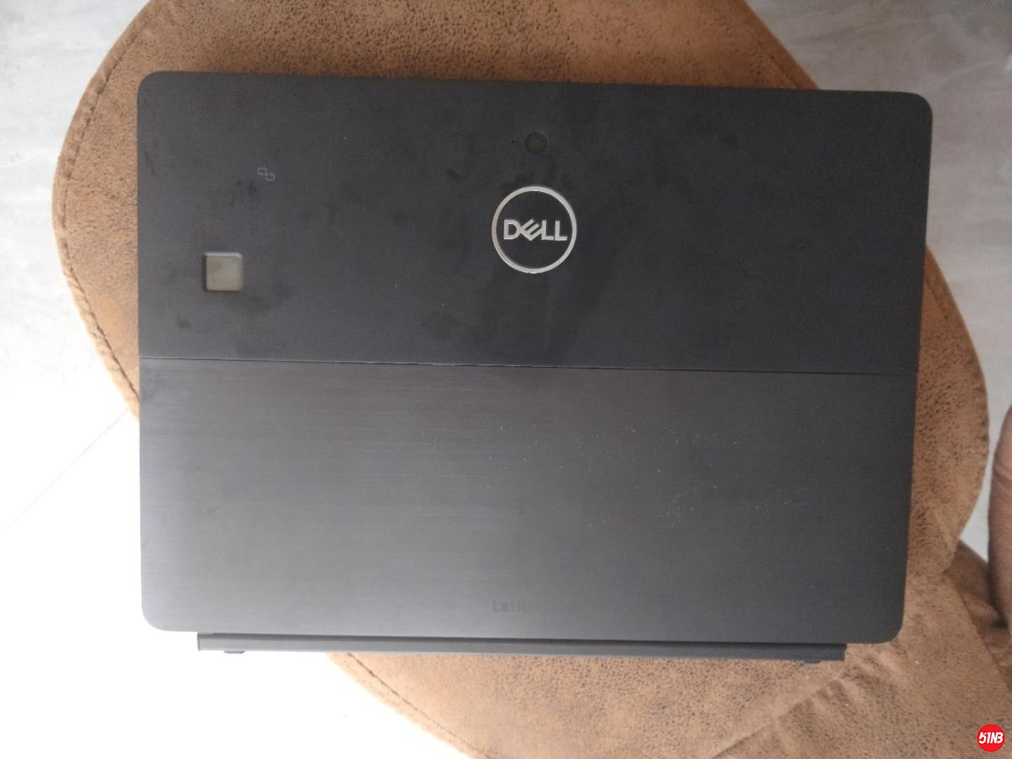 dell5290.pro.0.外观,材质容易沾指纹.jpg